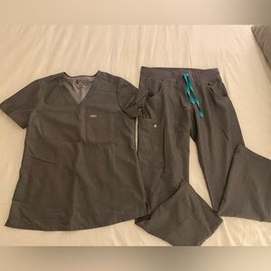 FIGS scrub top and bottoms in color Heather Gray size SMALL